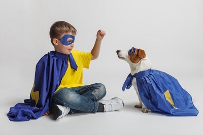 ハロウィンの仮装をした犬と子供 Halloween costumed dog and child