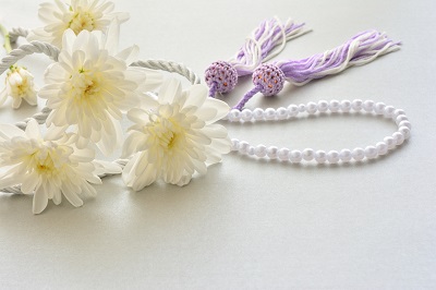 数珠と菊の花
