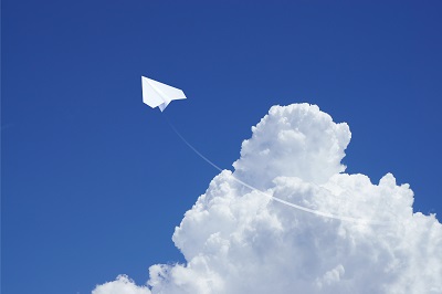 空を飛ぶ紙飛行機