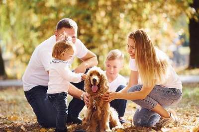 幸せそうな家族と犬