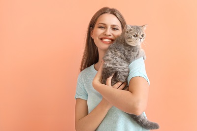 猫を抱きかかえる女性