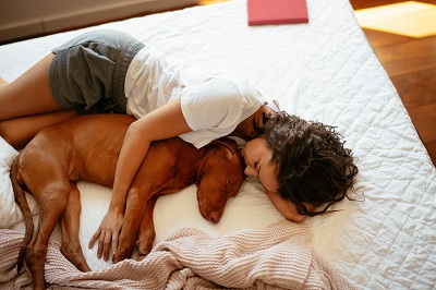 犬と寝る女性