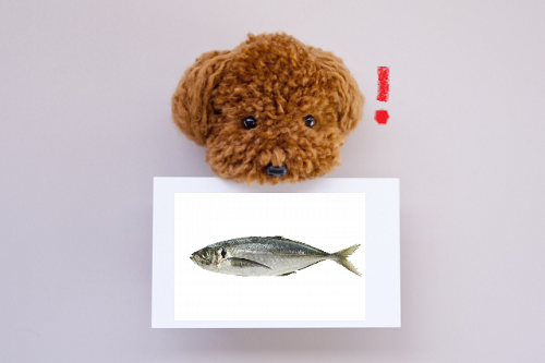 魚の絵をくわえる犬